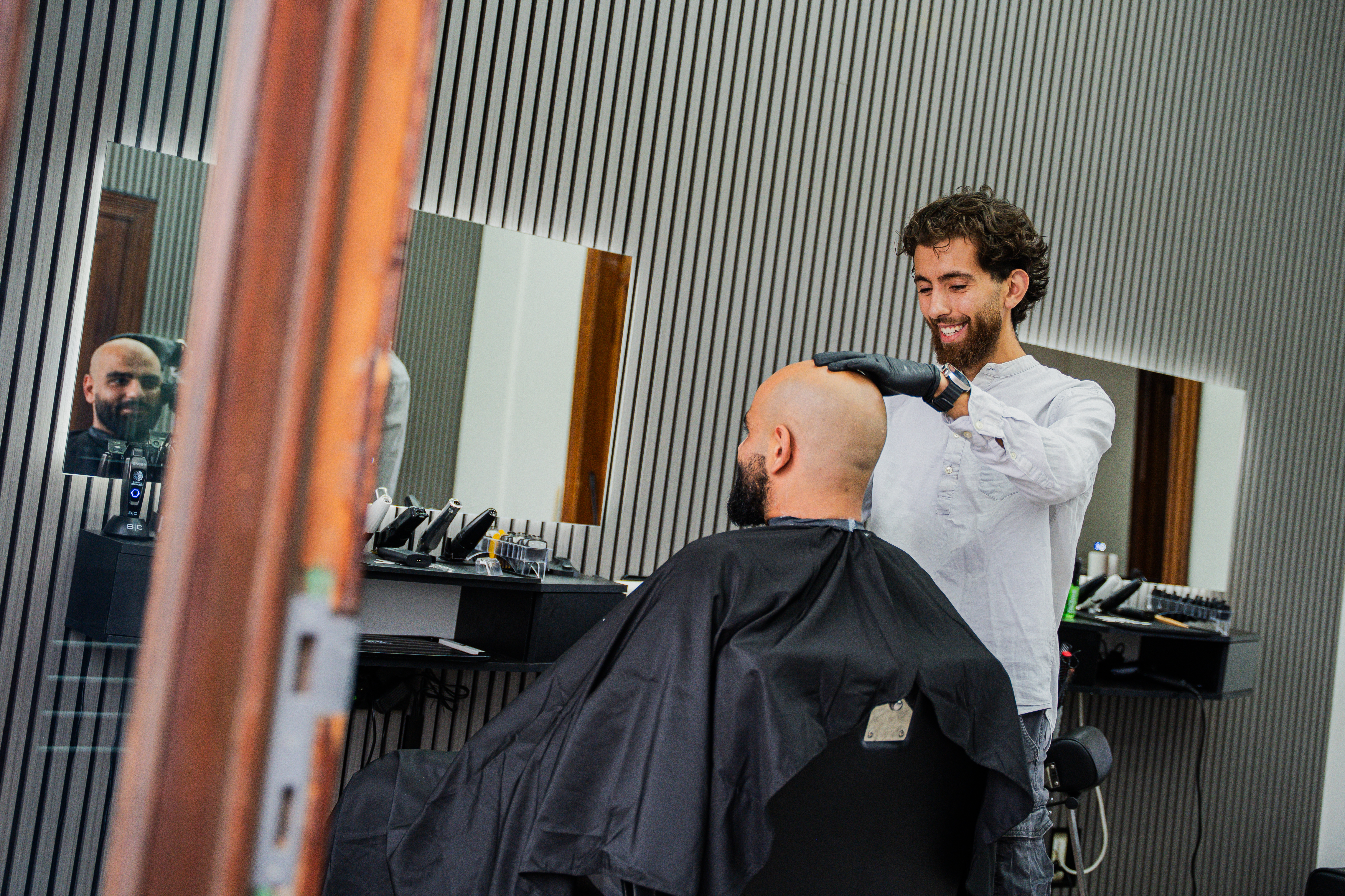 Hasan doet een clean shave bij een klant