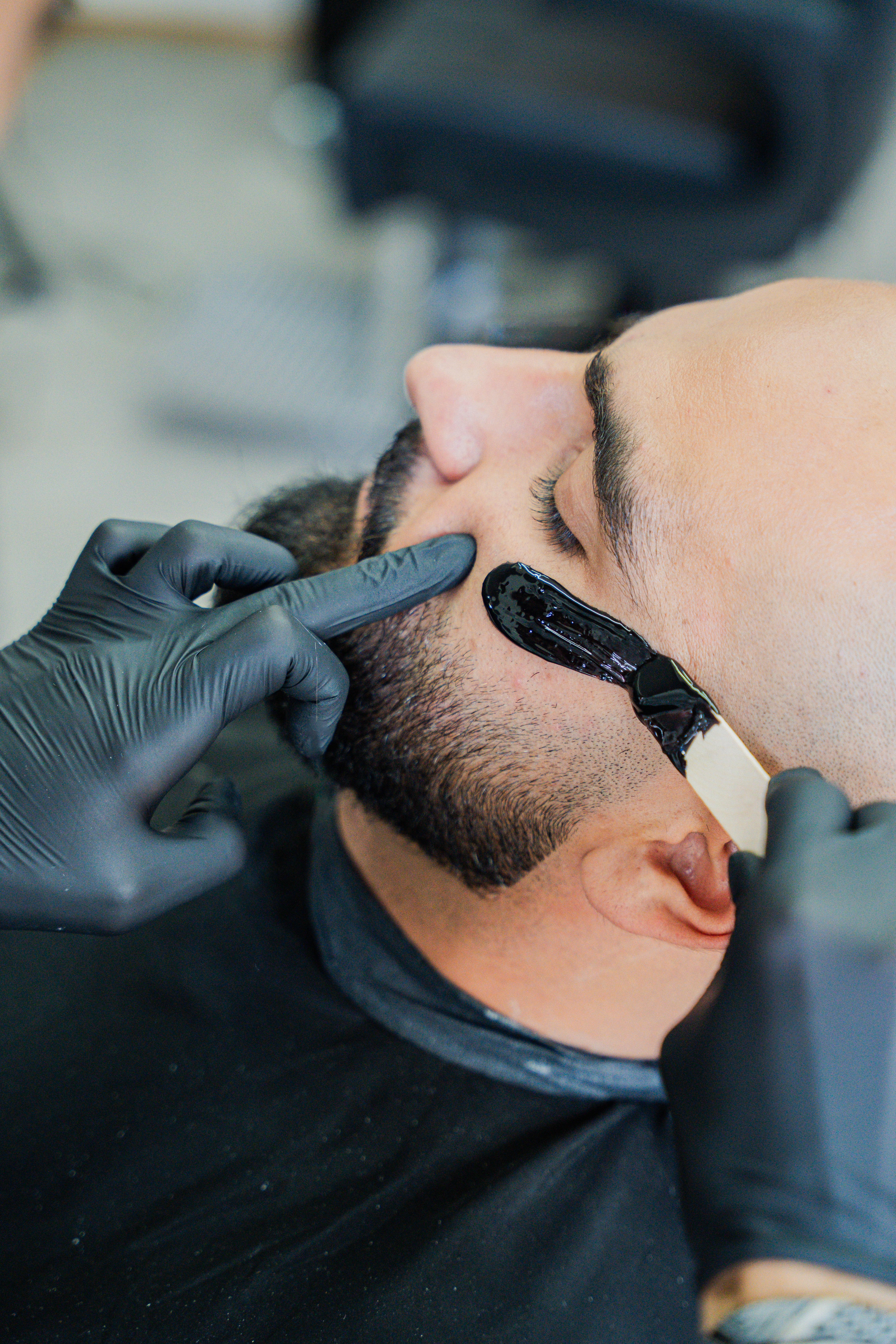 Hasan gebruikt wax voor een mooi afgelijnde baard