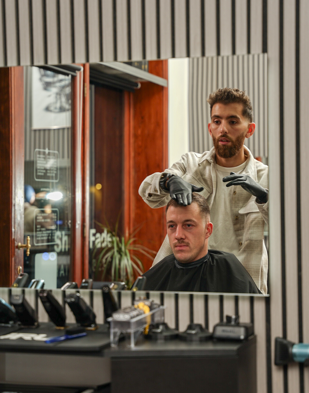 Hasan doet een clean shave bij een klant
